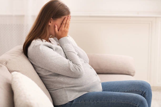 mood swing saat hamil, perubahan emosi ibu hamil, cara mengatasi mood swing, ibu muda dan kehamilan, kesehatan mental ibu hamil, hormon kehamilan dan suasana hati, tips emosi stabil saat hamil